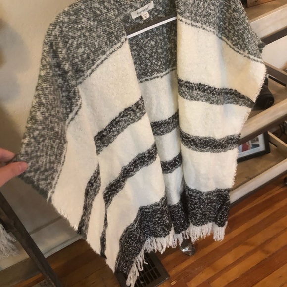 Striped fringe ruana - Picture 4 of 6